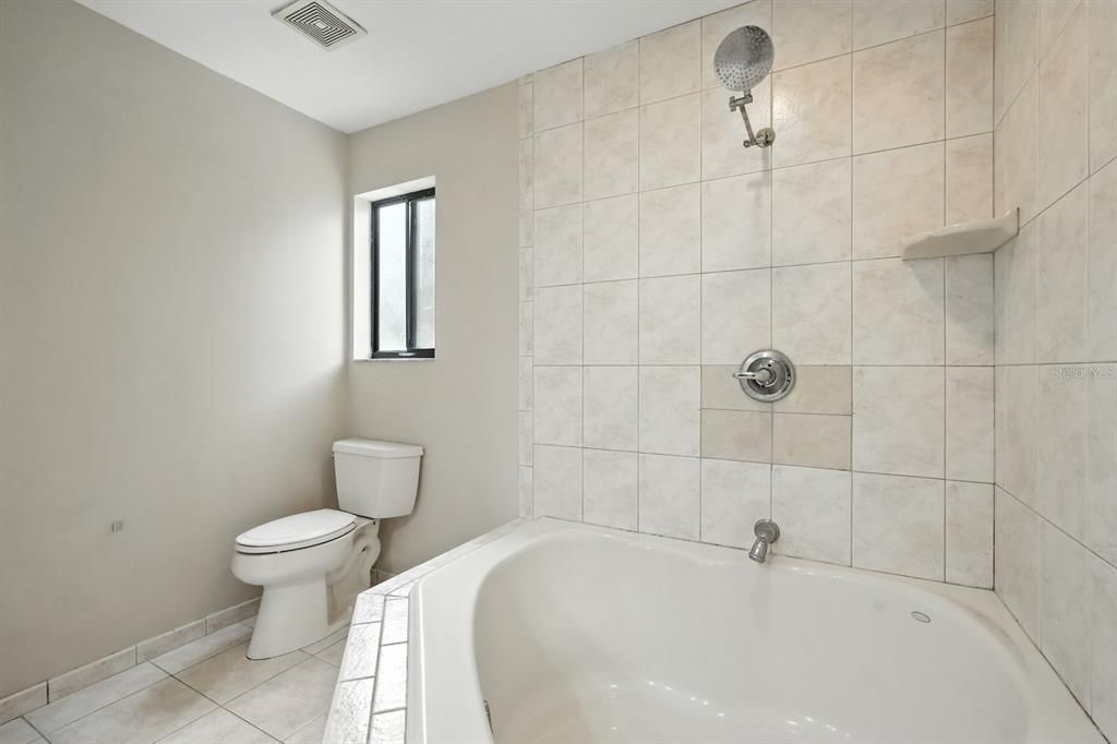 For Sale: $374,000 (4 beds, 3 baths, 2860 Square Feet)