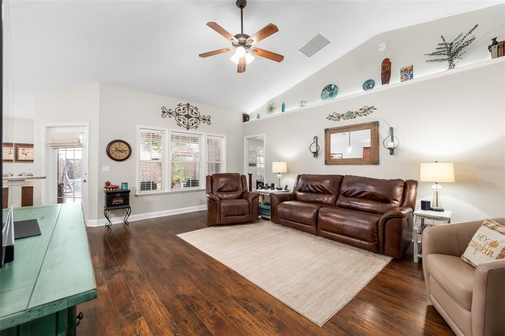 Activo con contrato: $315,000 (3 camas, 2 baños, 1432 Pies cuadrados)