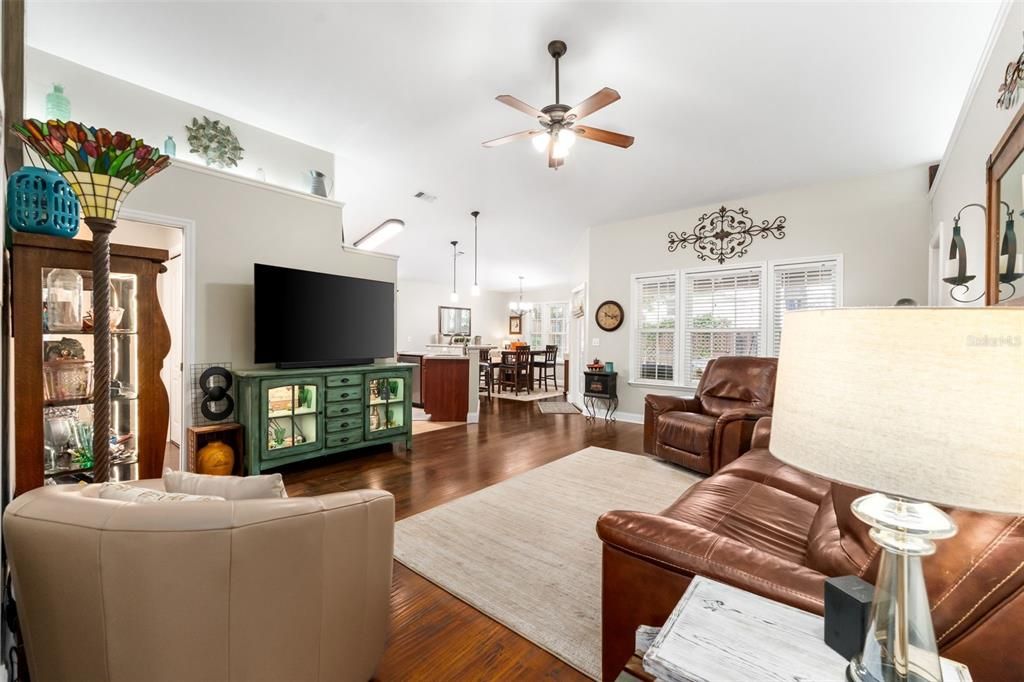 Activo con contrato: $315,000 (3 camas, 2 baños, 1432 Pies cuadrados)