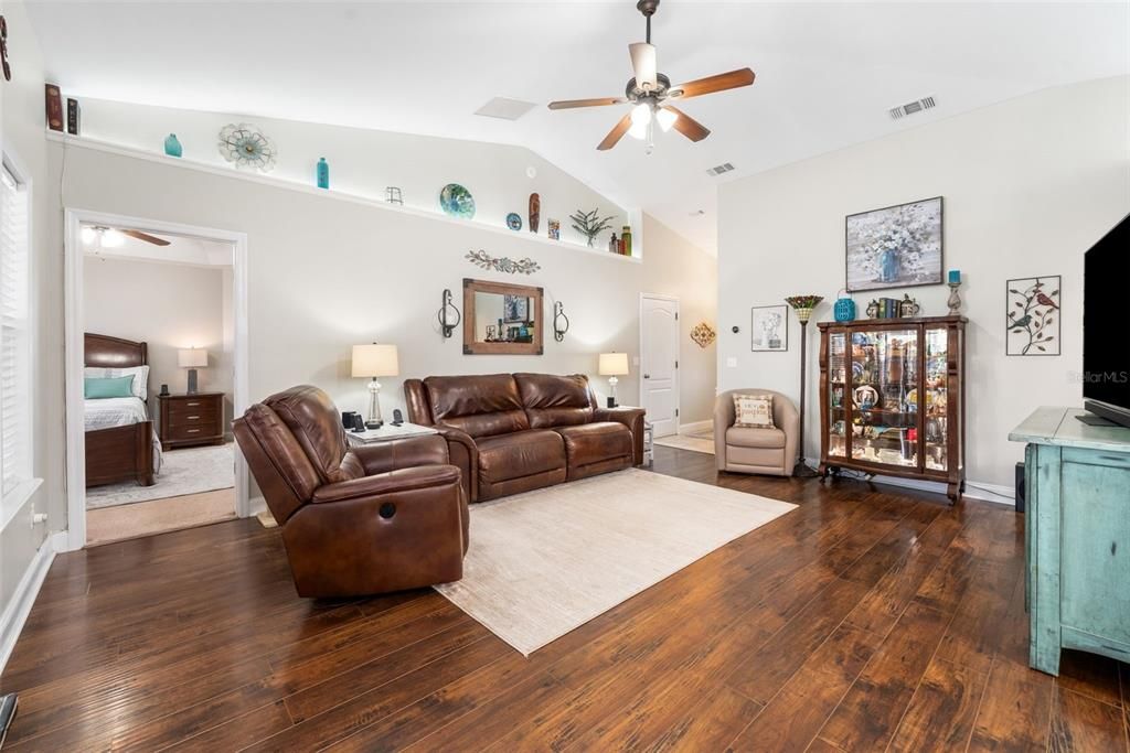 Activo con contrato: $315,000 (3 camas, 2 baños, 1432 Pies cuadrados)