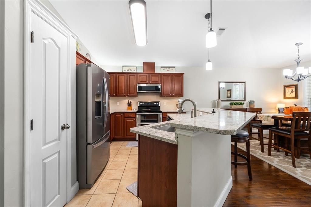 Activo con contrato: $315,000 (3 camas, 2 baños, 1432 Pies cuadrados)