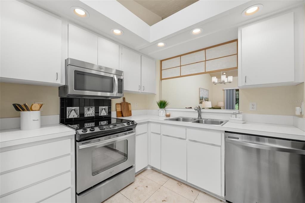 На продажу: $245,000 (2 спален, 2 ванн, 1045 Квадратных фут)