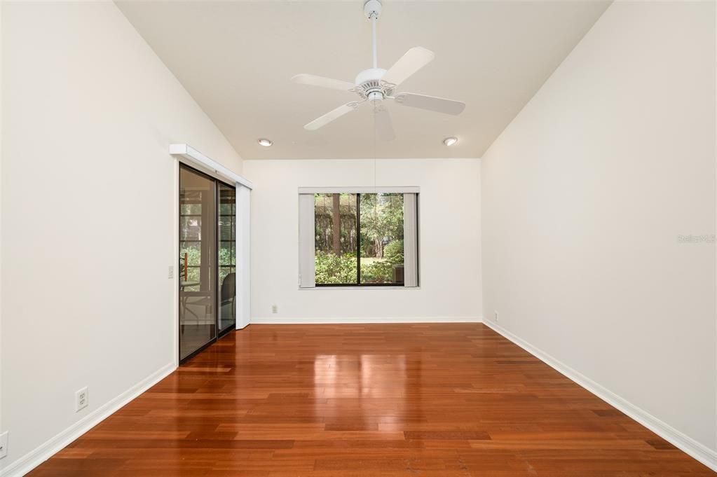 На продажу: $245,000 (2 спален, 2 ванн, 1045 Квадратных фут)