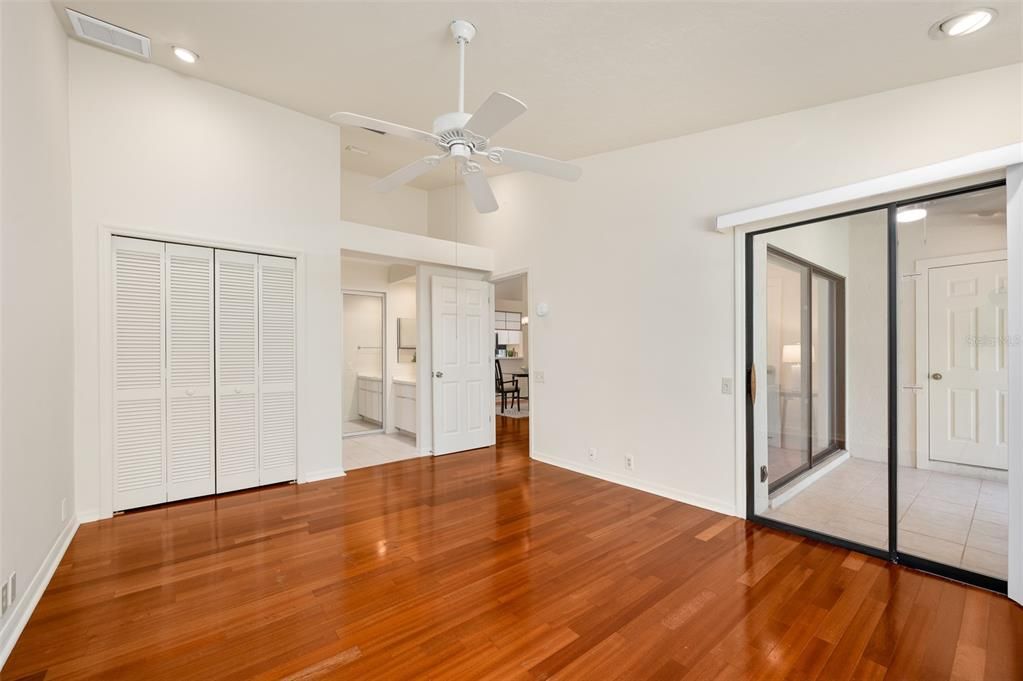 На продажу: $245,000 (2 спален, 2 ванн, 1045 Квадратных фут)