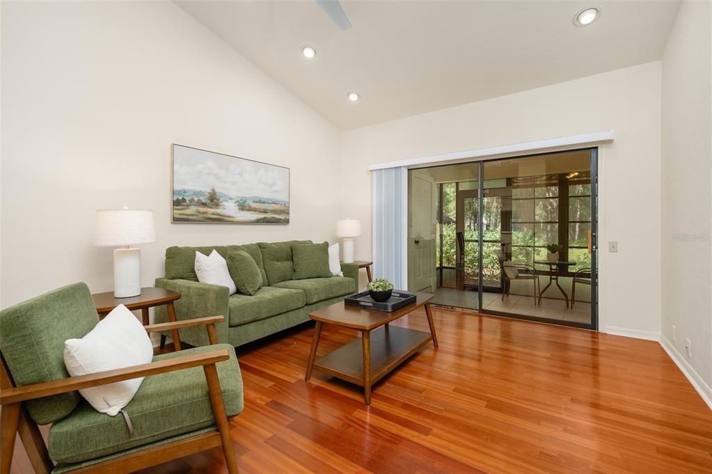 На продажу: $245,000 (2 спален, 2 ванн, 1045 Квадратных фут)