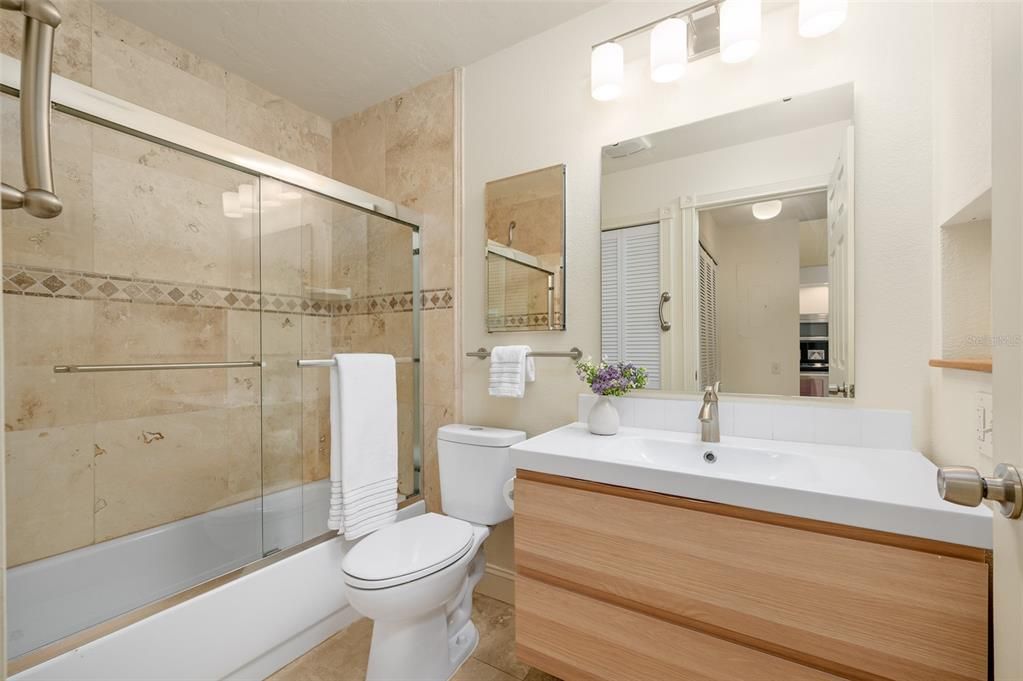 На продажу: $245,000 (2 спален, 2 ванн, 1045 Квадратных фут)