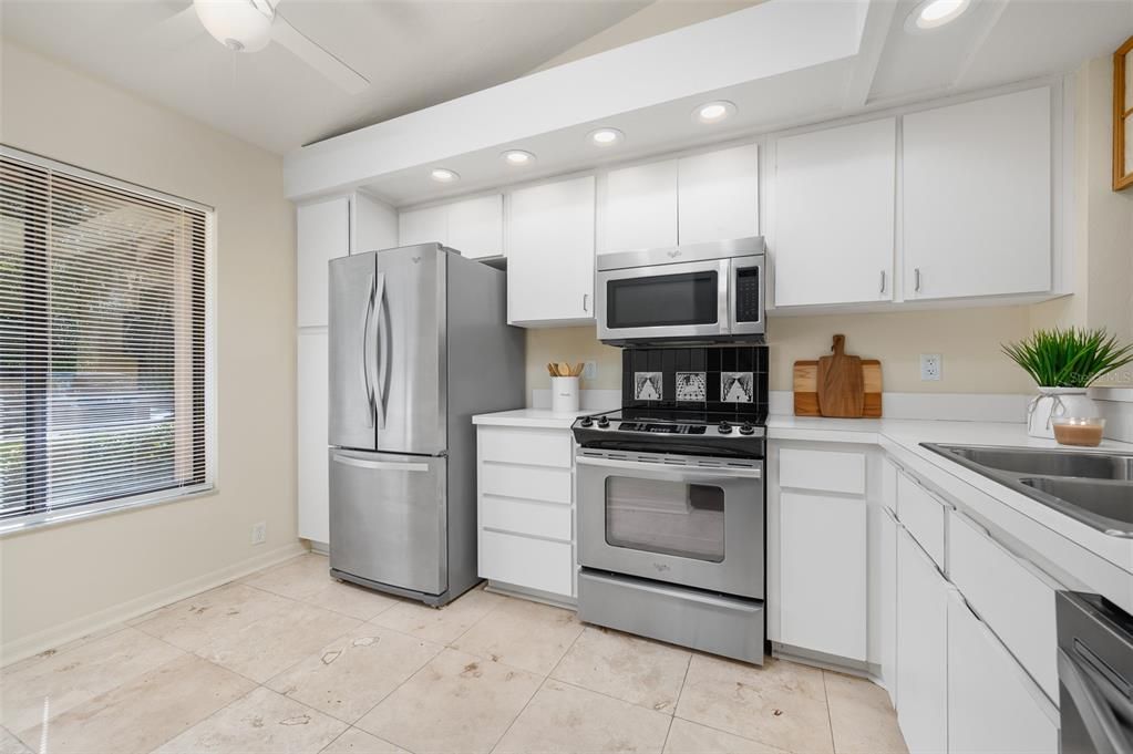 На продажу: $245,000 (2 спален, 2 ванн, 1045 Квадратных фут)