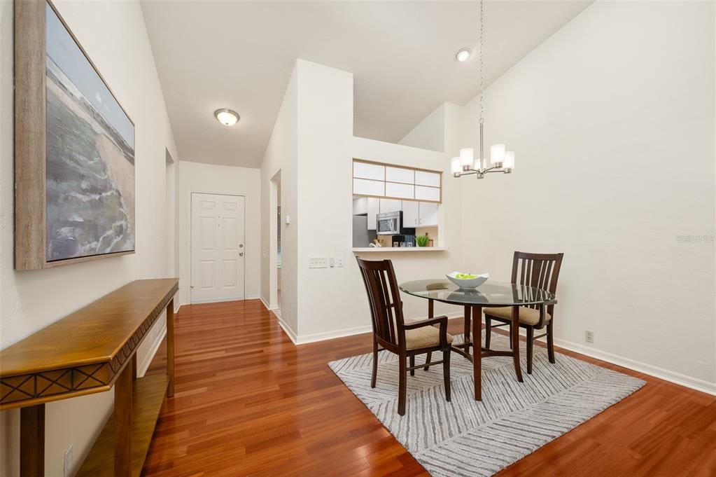 На продажу: $245,000 (2 спален, 2 ванн, 1045 Квадратных фут)