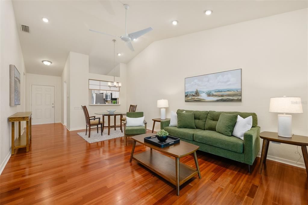 На продажу: $245,000 (2 спален, 2 ванн, 1045 Квадратных фут)