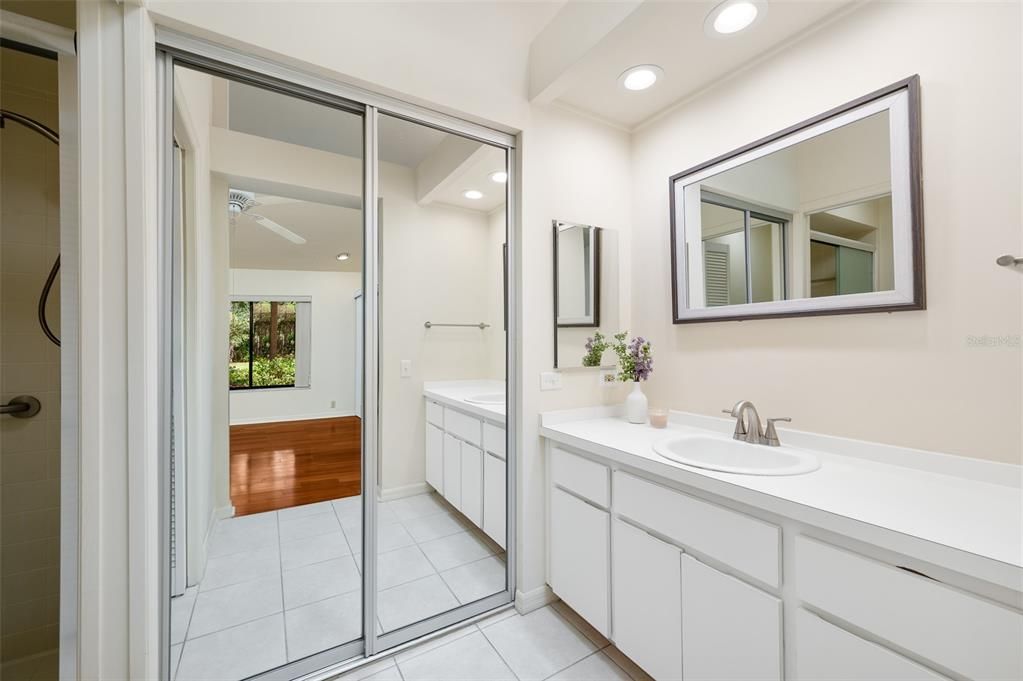 На продажу: $245,000 (2 спален, 2 ванн, 1045 Квадратных фут)