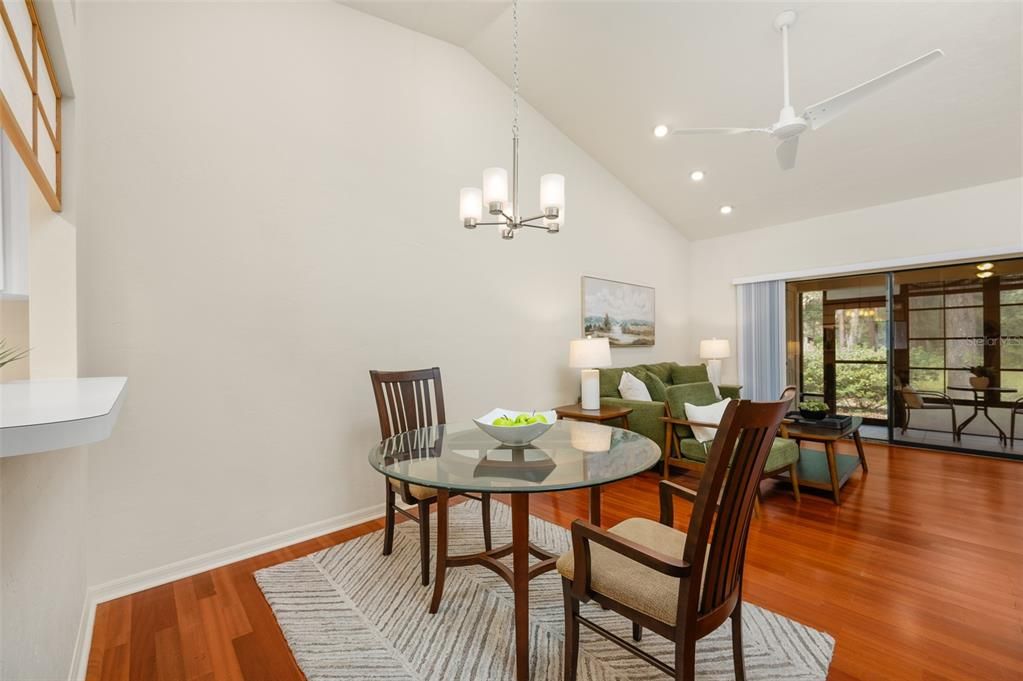 На продажу: $245,000 (2 спален, 2 ванн, 1045 Квадратных фут)