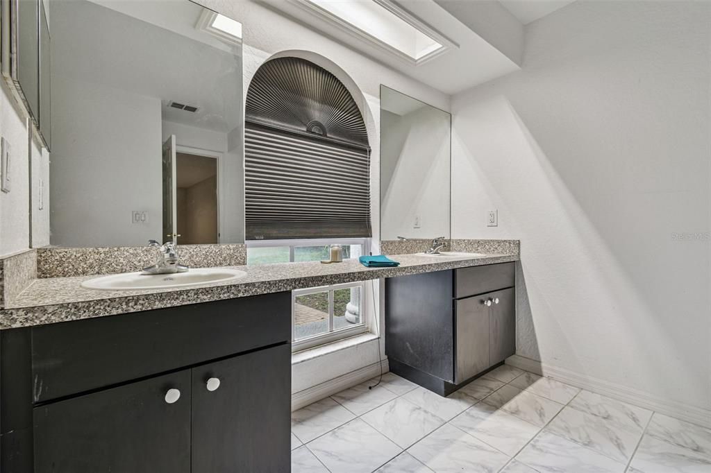 En Venta: $949,900 (4 camas, 3 baños, 2840 Pies cuadrados)