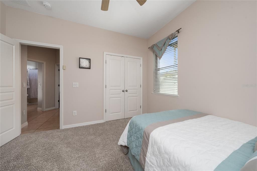 合同活跃: $369,900 (4 贝兹, 3 浴室, 2231 平方英尺)