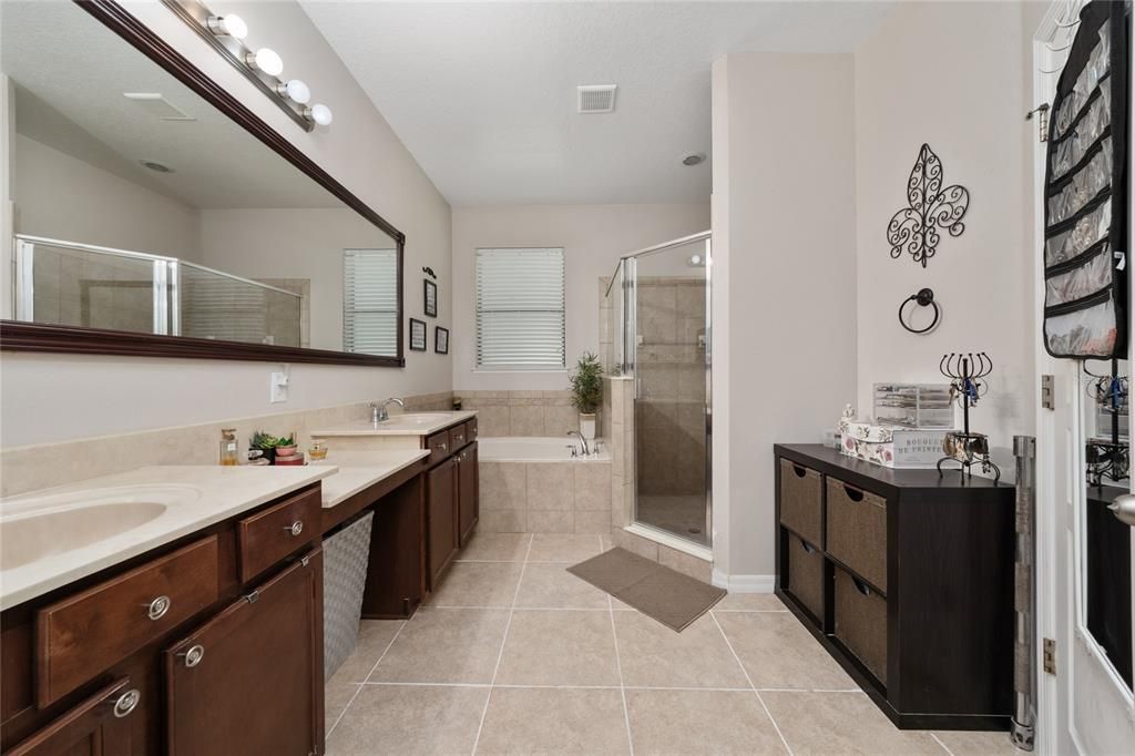 合同活跃: $369,900 (4 贝兹, 3 浴室, 2231 平方英尺)