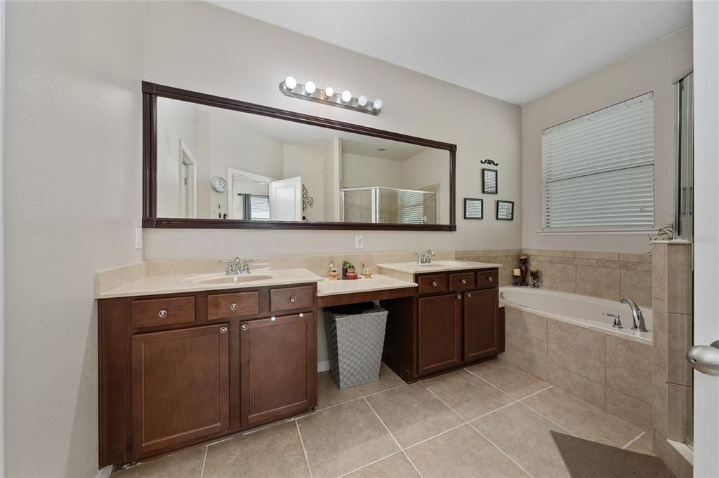 合同活跃: $369,900 (4 贝兹, 3 浴室, 2231 平方英尺)