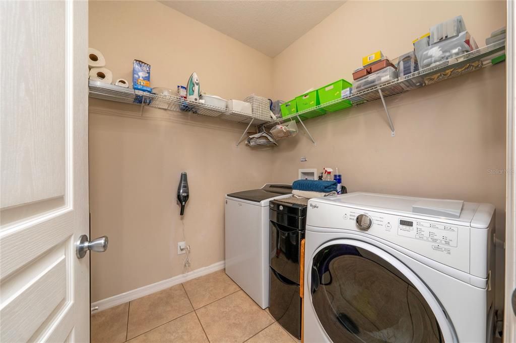 合同活跃: $369,900 (4 贝兹, 3 浴室, 2231 平方英尺)