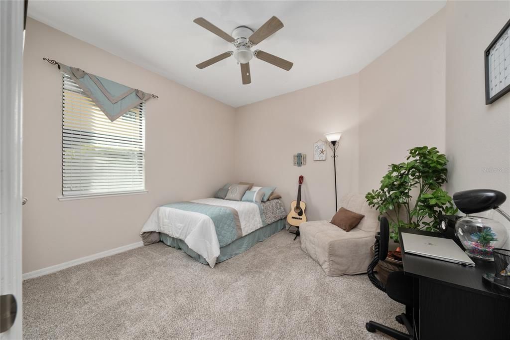 合同活跃: $369,900 (4 贝兹, 3 浴室, 2231 平方英尺)