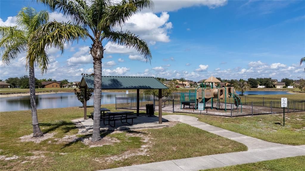 合同活跃: $369,900 (4 贝兹, 3 浴室, 2231 平方英尺)