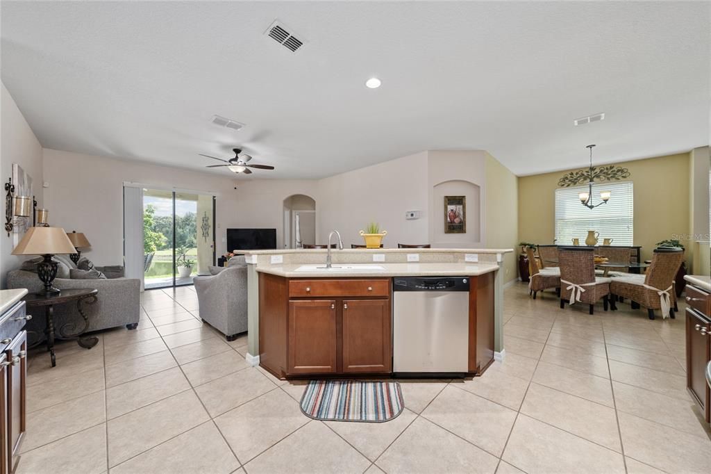 合同活跃: $369,900 (4 贝兹, 3 浴室, 2231 平方英尺)