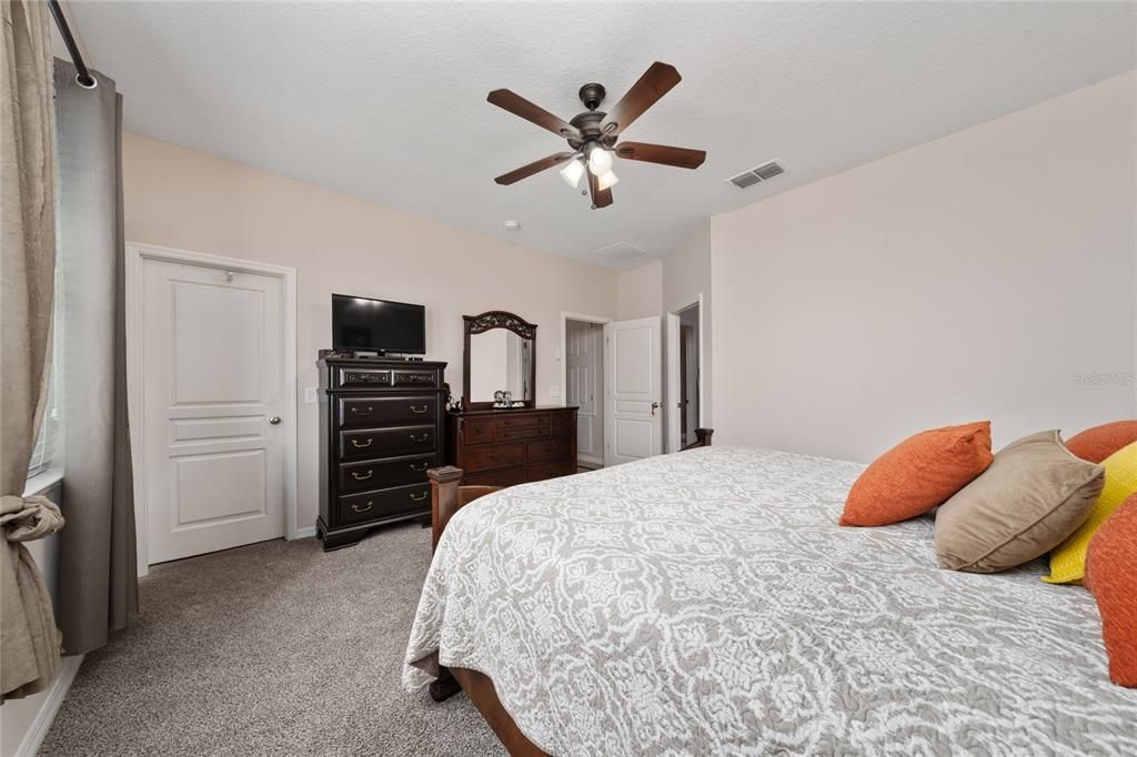 合同活跃: $369,900 (4 贝兹, 3 浴室, 2231 平方英尺)