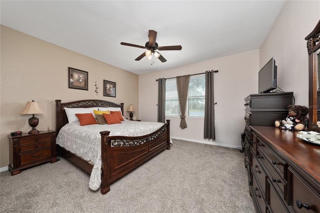 合同活跃: $369,900 (4 贝兹, 3 浴室, 2231 平方英尺)