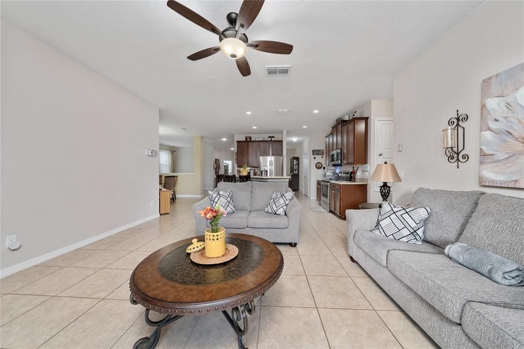 合同活跃: $369,900 (4 贝兹, 3 浴室, 2231 平方英尺)