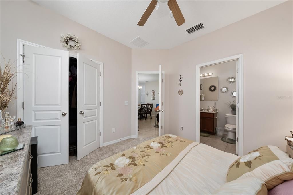 合同活跃: $369,900 (4 贝兹, 3 浴室, 2231 平方英尺)