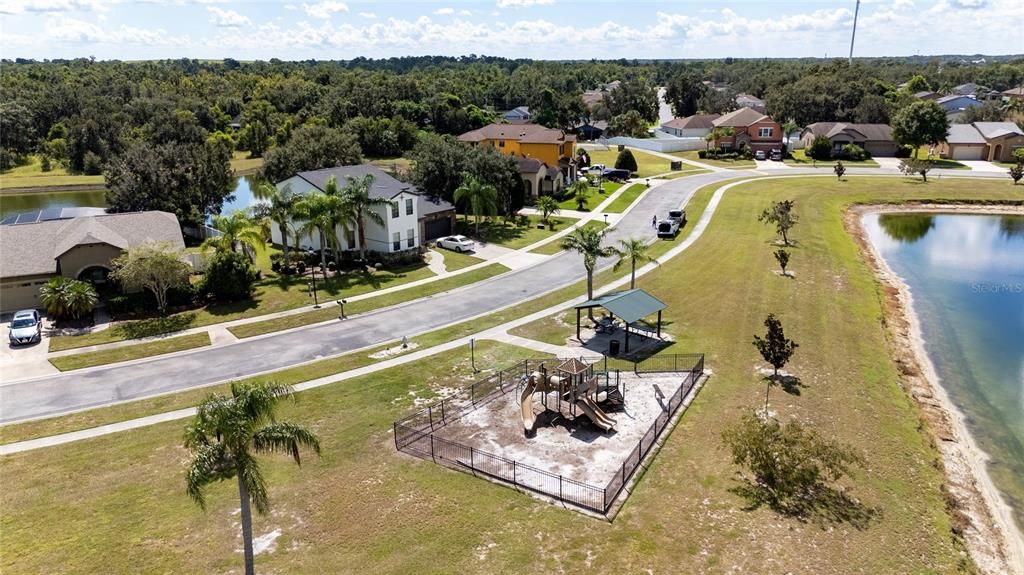 合同活跃: $369,900 (4 贝兹, 3 浴室, 2231 平方英尺)