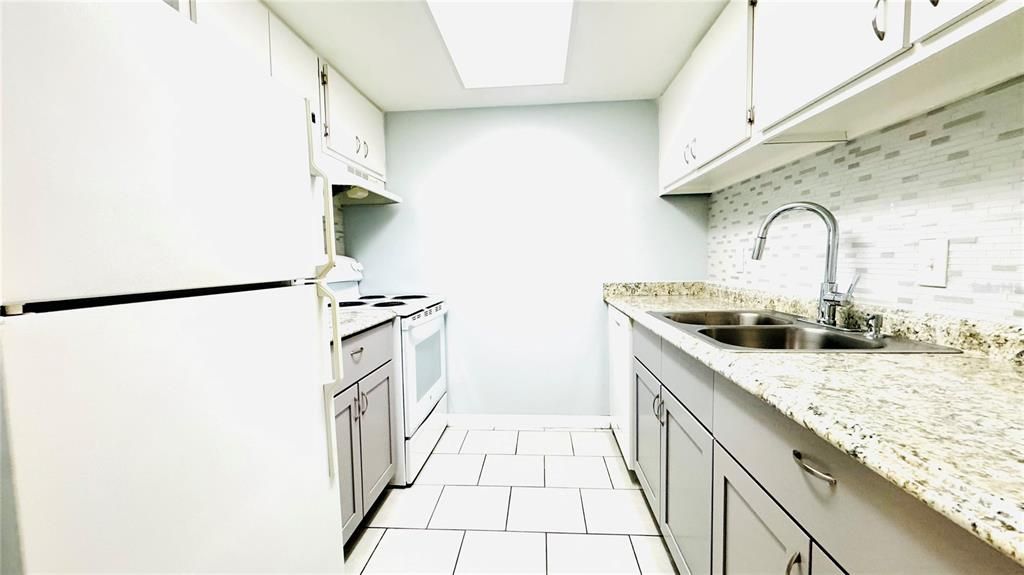 Active With Contract: $1,400 (1 beds, 1 baths, 702 Square Feet)