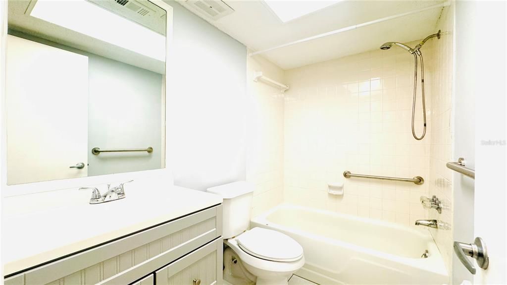 Active With Contract: $1,400 (1 beds, 1 baths, 702 Square Feet)