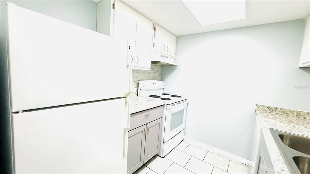 Active With Contract: $1,400 (1 beds, 1 baths, 702 Square Feet)