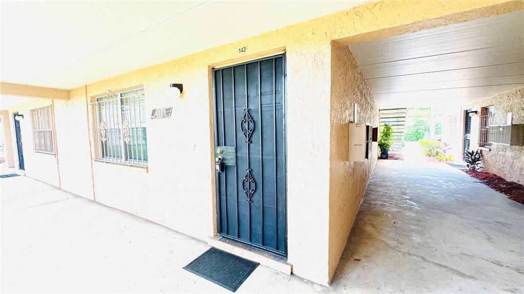 Active With Contract: $1,400 (1 beds, 1 baths, 702 Square Feet)