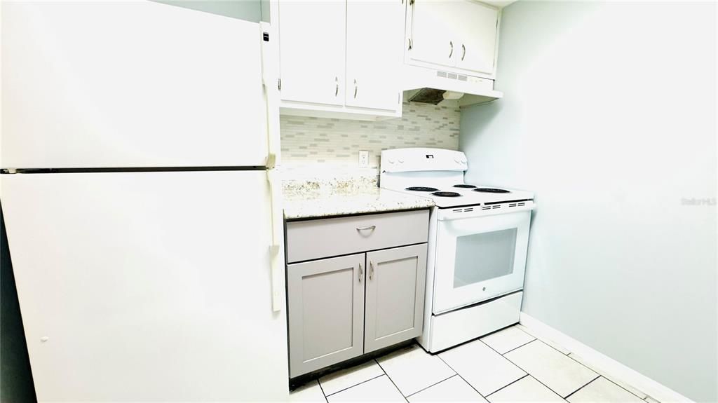 Active With Contract: $1,400 (1 beds, 1 baths, 702 Square Feet)