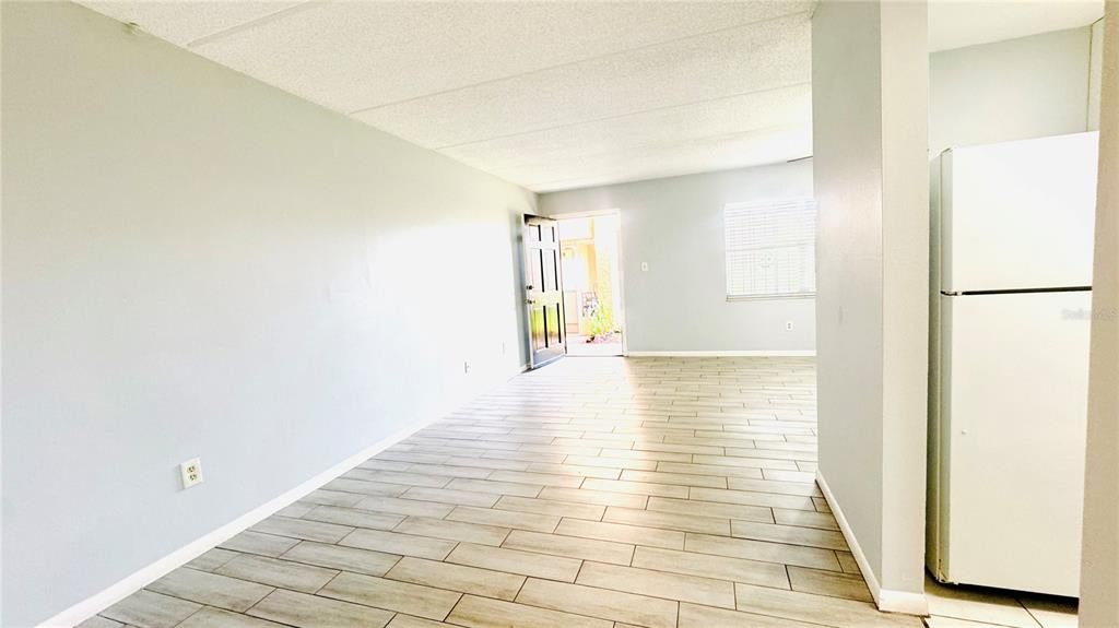 Active With Contract: $1,400 (1 beds, 1 baths, 702 Square Feet)