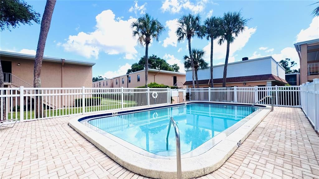 Active With Contract: $1,400 (1 beds, 1 baths, 702 Square Feet)