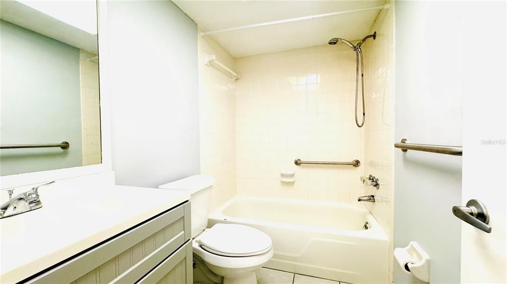 Active With Contract: $1,400 (1 beds, 1 baths, 702 Square Feet)