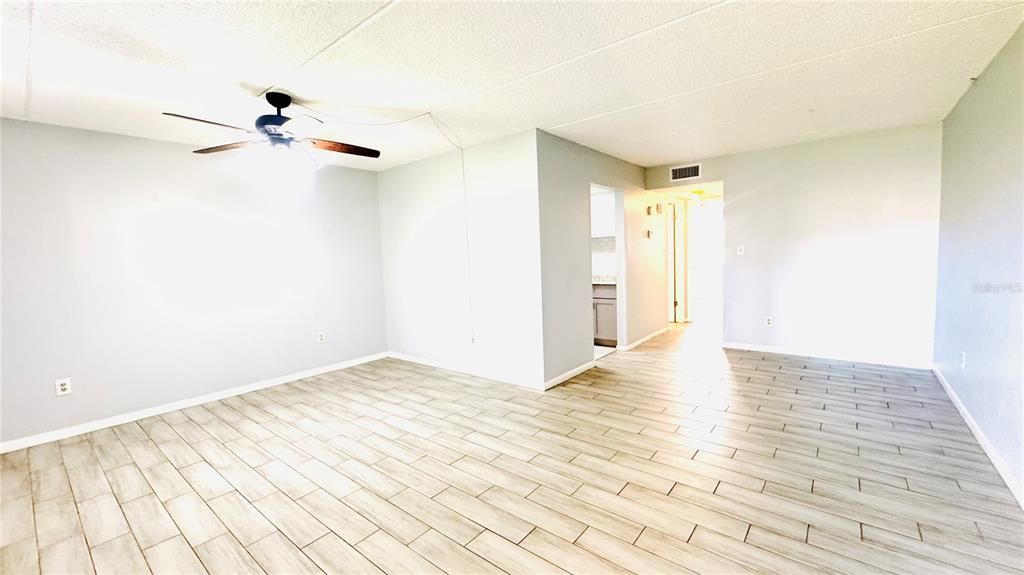 Active With Contract: $1,400 (1 beds, 1 baths, 702 Square Feet)