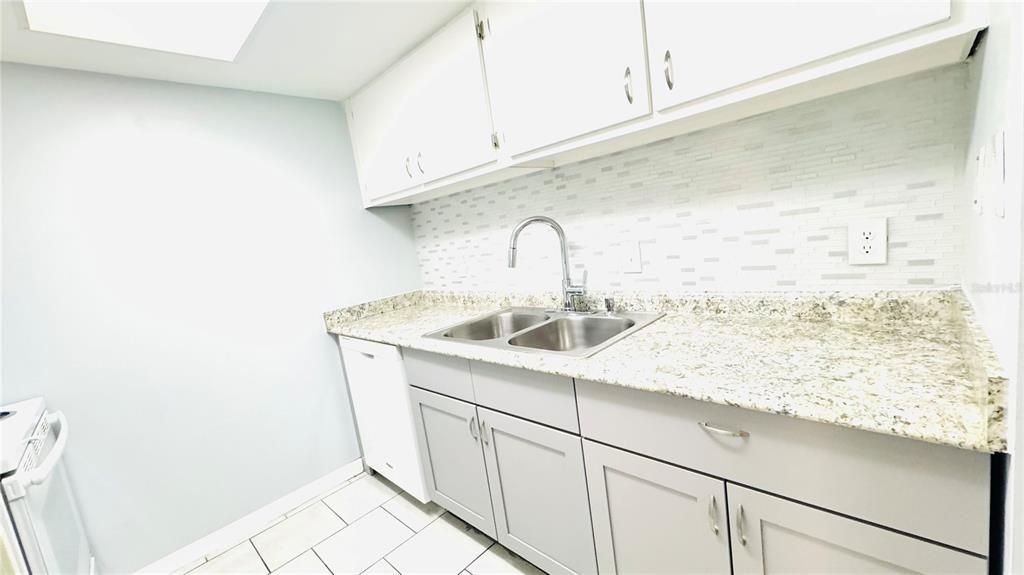 Active With Contract: $1,400 (1 beds, 1 baths, 702 Square Feet)