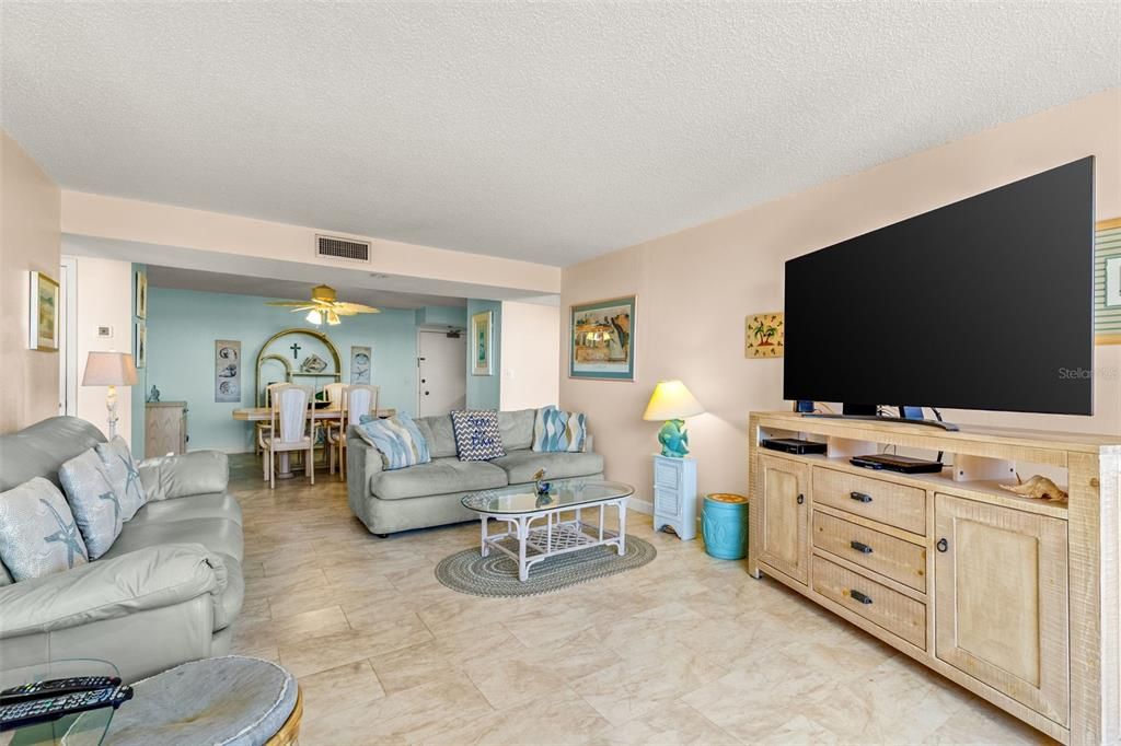 待售: $390,000 (2 贝兹, 2 浴室, 1175 平方英尺)