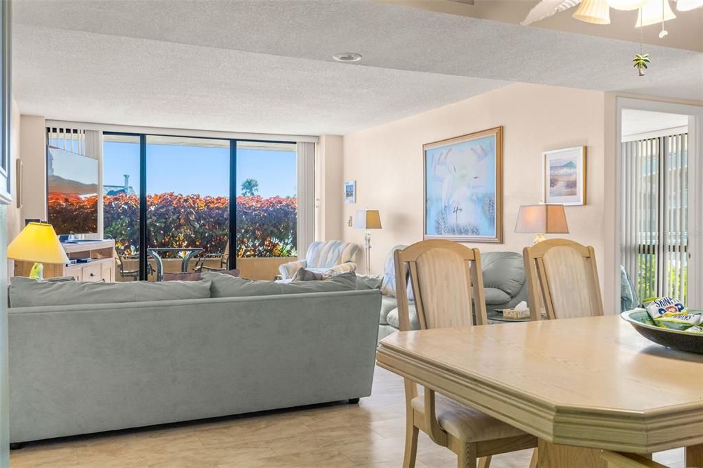 待售: $390,000 (2 贝兹, 2 浴室, 1175 平方英尺)