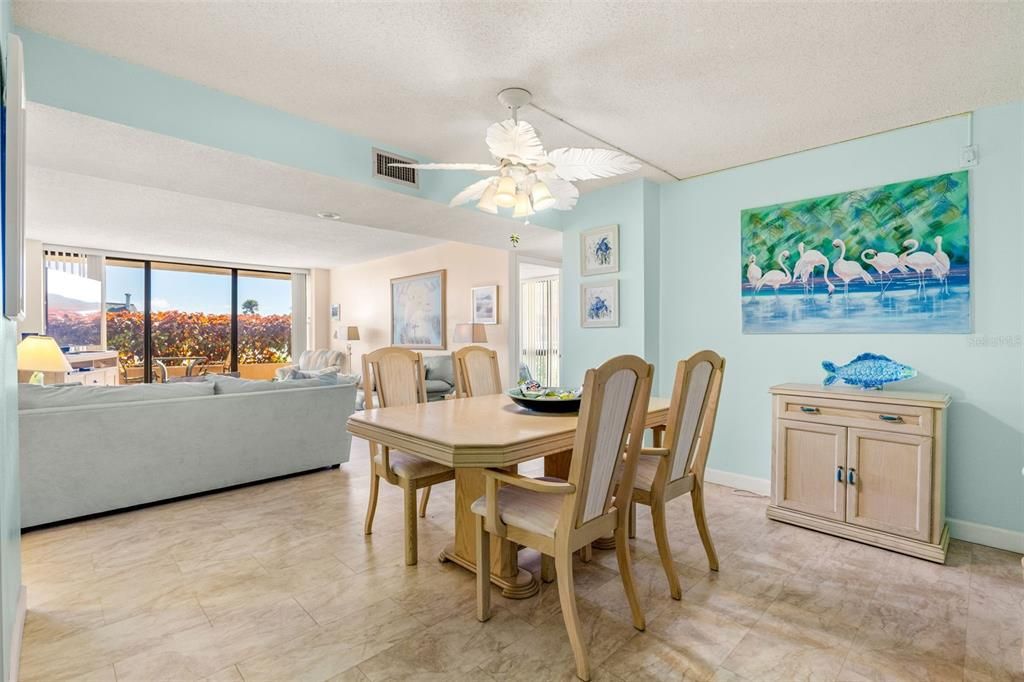 待售: $390,000 (2 贝兹, 2 浴室, 1175 平方英尺)