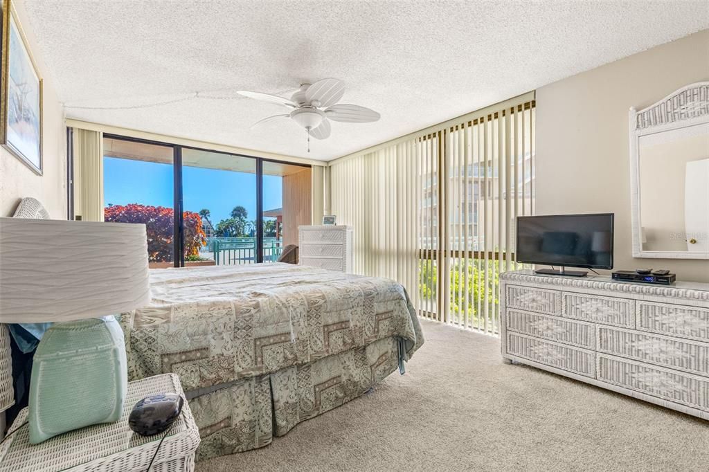 待售: $390,000 (2 贝兹, 2 浴室, 1175 平方英尺)