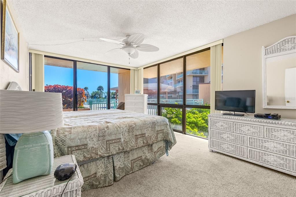 待售: $390,000 (2 贝兹, 2 浴室, 1175 平方英尺)