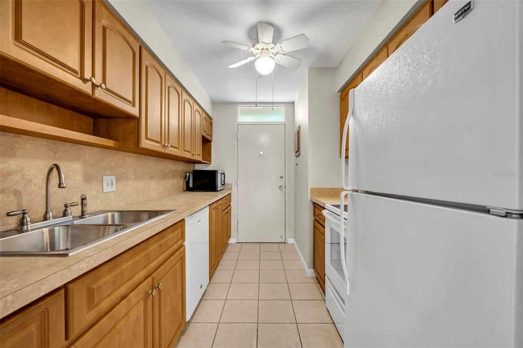 Active With Contract: $235,000 (1 beds, 1 baths, 772 Square Feet)