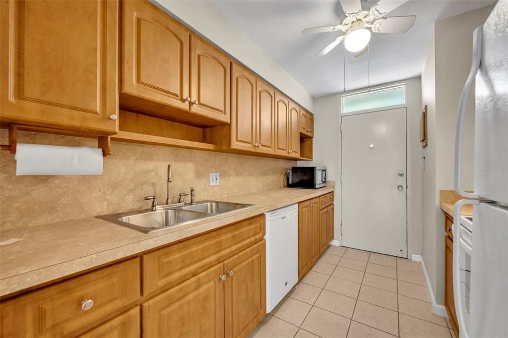Active With Contract: $235,000 (1 beds, 1 baths, 772 Square Feet)