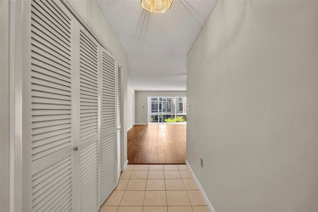Active With Contract: $235,000 (1 beds, 1 baths, 772 Square Feet)