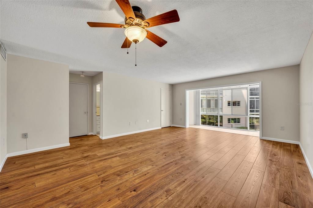 Active With Contract: $235,000 (1 beds, 1 baths, 772 Square Feet)