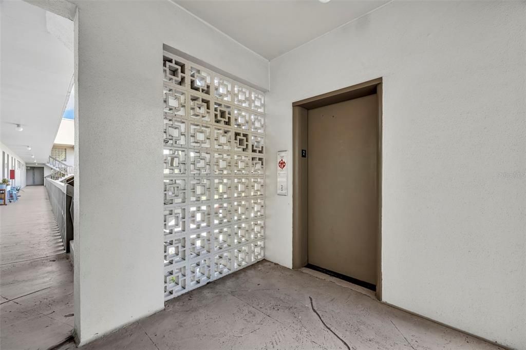 Active With Contract: $235,000 (1 beds, 1 baths, 772 Square Feet)