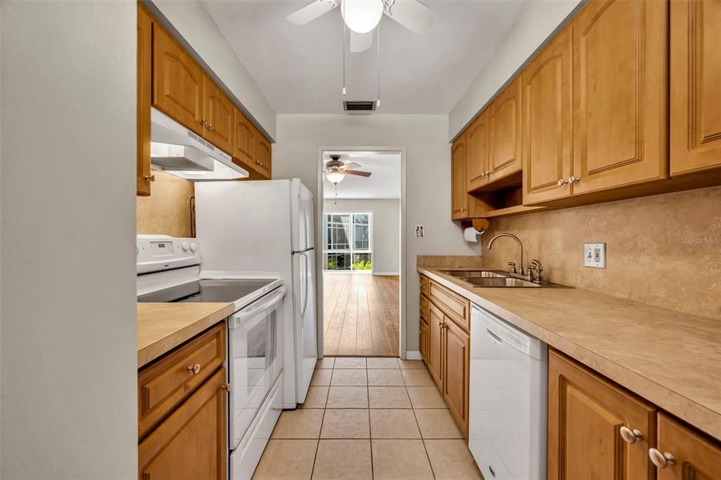 Active With Contract: $235,000 (1 beds, 1 baths, 772 Square Feet)