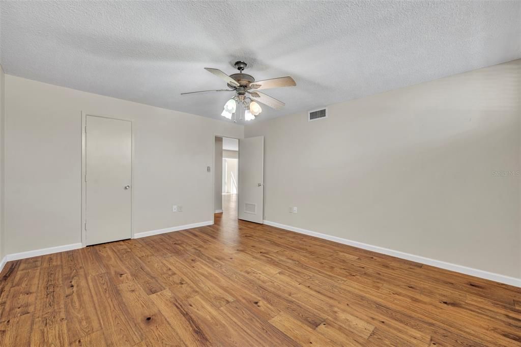 Active With Contract: $235,000 (1 beds, 1 baths, 772 Square Feet)
